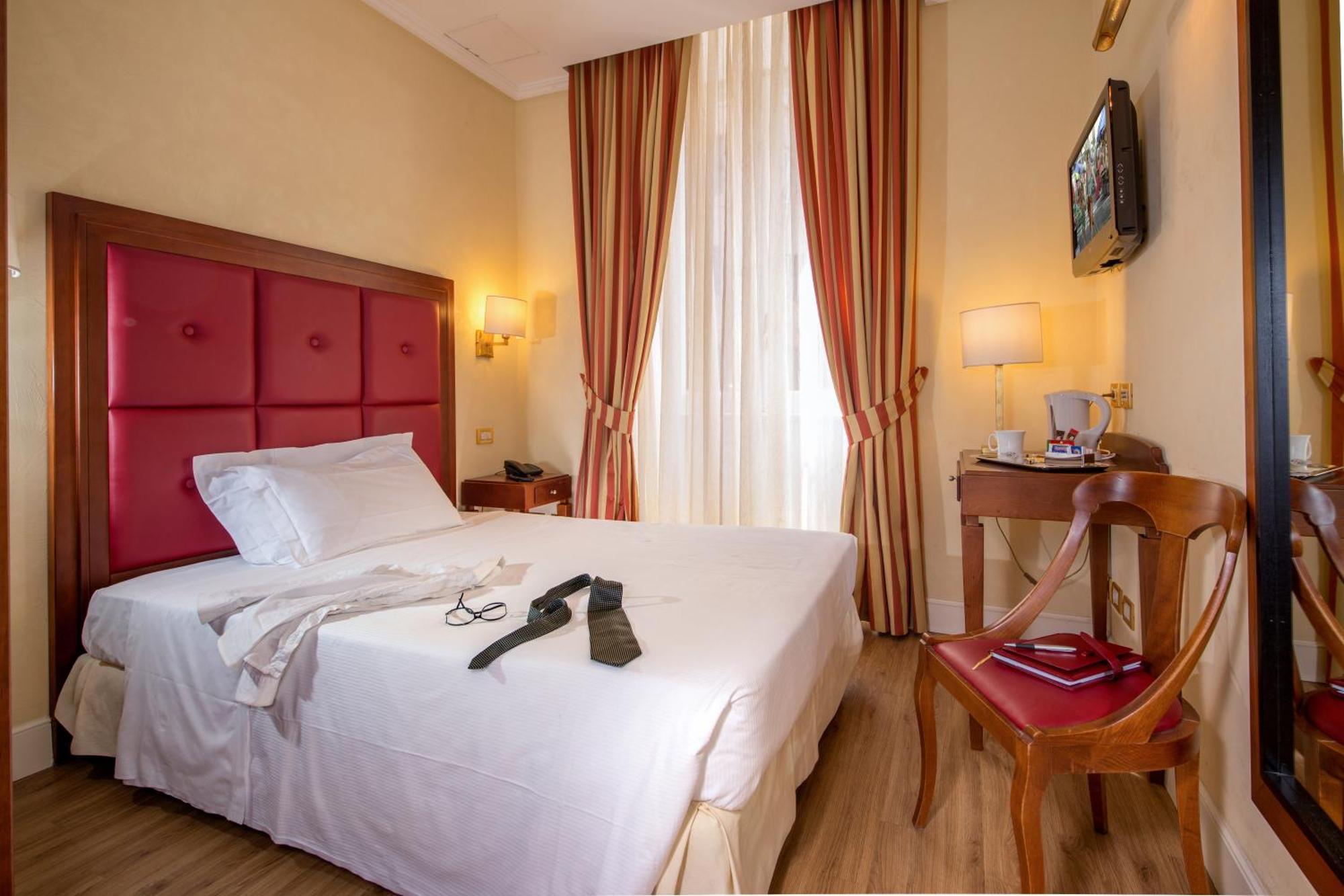 Camera Matrimoniale Small con Letto alla Francese